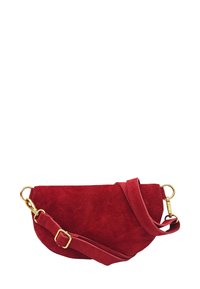 Sac à main en daim rouge avec une forme courbée, quincaillerie dorée et une bandoulière ajustable. Texture lisse, design minimaliste, adapté à un usage décontracté.
