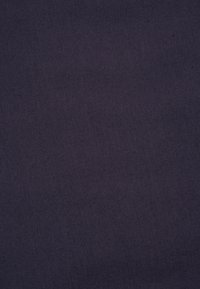 Texture de tissu violet foncé uni avec un motif tissé subtil et de légères variations de couleur.