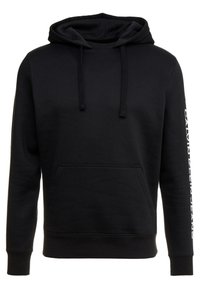 Černá mikina s kapucí z měkké látky, vybavená přední kapsou, kapucí na stahování a bílým logem na levém rukávu.