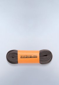 Lacci di scarpe marroni con una finitura texture, avvolti in un elastico arancione con il testo nero "NAPAPIJRI." Punta arrotondata e forma a spirale.