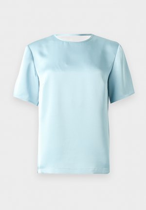 Lyseblå satengbluse med korte ermer og rund hals, vist på ensfarget hvit bakgrunn.