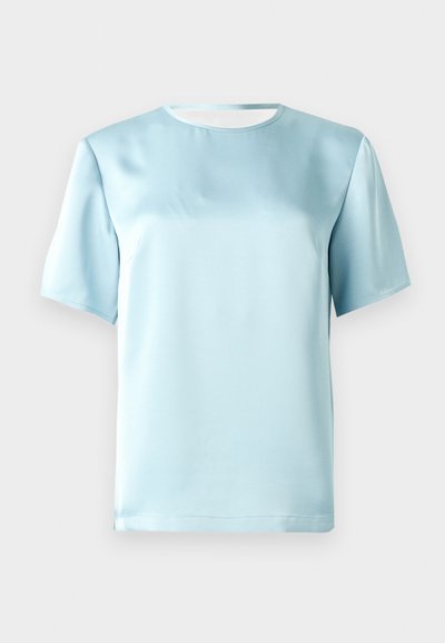 Φωτεινός γαλάζιος σατέν μπλουζάκι με κοντά μανίκια και στρογγυλή λαιμόκοψη, παρουσιάζεται σε απλό λευκό φόντο.