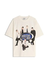 Biała bawełniana koszulka z grafiką pięciu męskich postaci oraz napisem "backstreet boys" w niebieskim kolorze, umieszczonym wyraźnie na środku przodu.