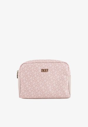 Bolsa cosmética rosa DKNY con patrón geométrico, logo dorado, cierre de cremallera y laterales texturizados, con detalles lisos y forma redondeada.