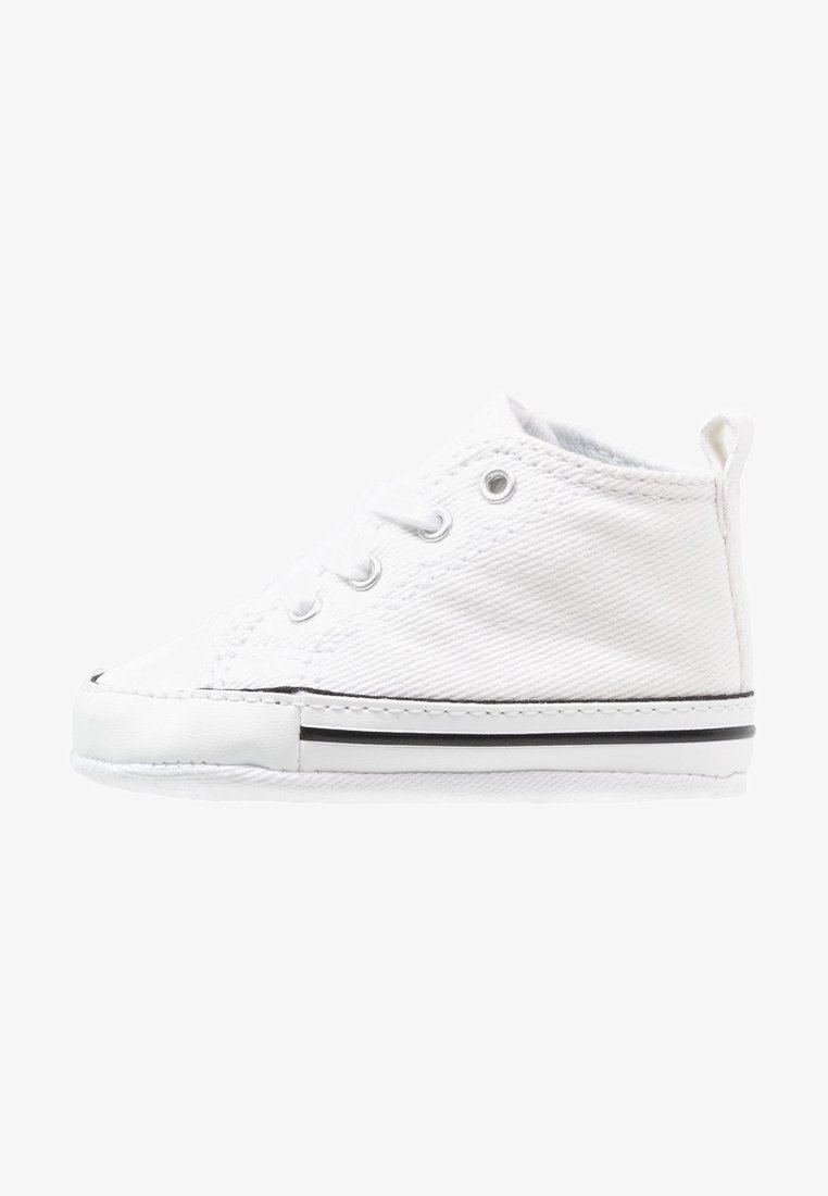 Witte canvas hoge sneakers met ronde neus, zwarte streepdetails, zes veterogen en een gestructureerde bovenkant. Voorzien van een achterste trekband voor gemakkelijk aan- en uittrekken.