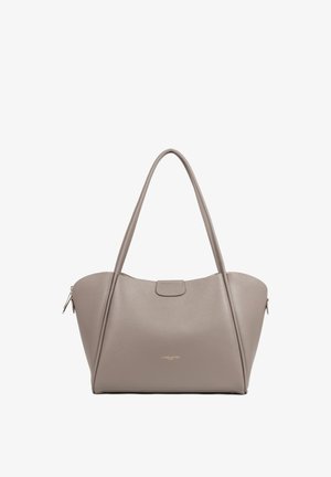 Sac à main en cuir gris avec une forme structurée et arrondie. Comprend deux longues anses et une fermeture à pression magnétique. Accents discrets en métal doré.