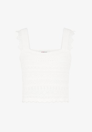 Top court sans manches blanc avec des motifs tricotés texturés, un ourlet festonné et des accents en dentelle décoratifs sur les bretelles.