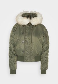 Chaqueta bomber verde oliva con capucha de piel sintética, cierre de cremallera y botones, puños acanalados y un bolsillo con cremallera en la manga.