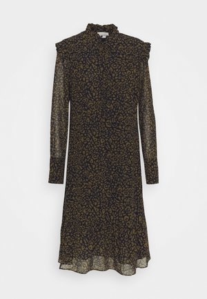 Černé šaty s průsvitnou látkou, leopardím potiskem ve zlatých tónech, volánovým límcem, dlouhými rukávy a splývavou siluetou.