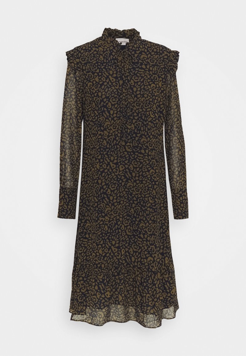 Svart klänning i genomskinligt tyg, leopardmönster i gyllene toner, volangkrage, långa ärmar och en flödande silhuett.