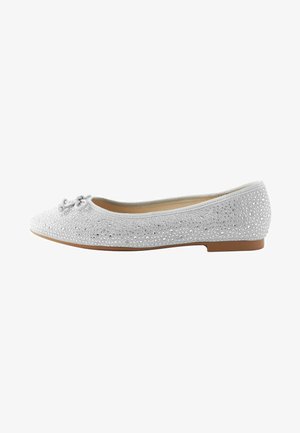 Jasnoszare płaskie buty z przewiewnym, perforowanym cholewką, dekoracyjną kokardką na palcach oraz niską, tanową gumową podeszwą. Klasyczny design baletek.