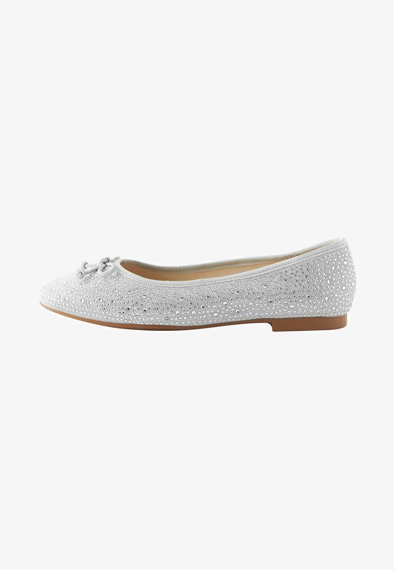 Chaussure plate gris clair avec un dessus respirant et perforé, nœud décoratif à l'avant et semelle en caoutchouc marron clair. Design classique de ballerine.