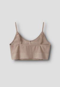 Crop top a costine marrone chiaro con sottili spalline regolabili e scollatura rotonda, caratterizzato da una vestibilità senza cuciture e una texture morbida.