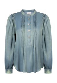 Chemisier bleu clair à manches longues avec épaules bouffantes, devant plissé, tissu brillant, col rond, et cinq boutons décoratifs alignés au centre.