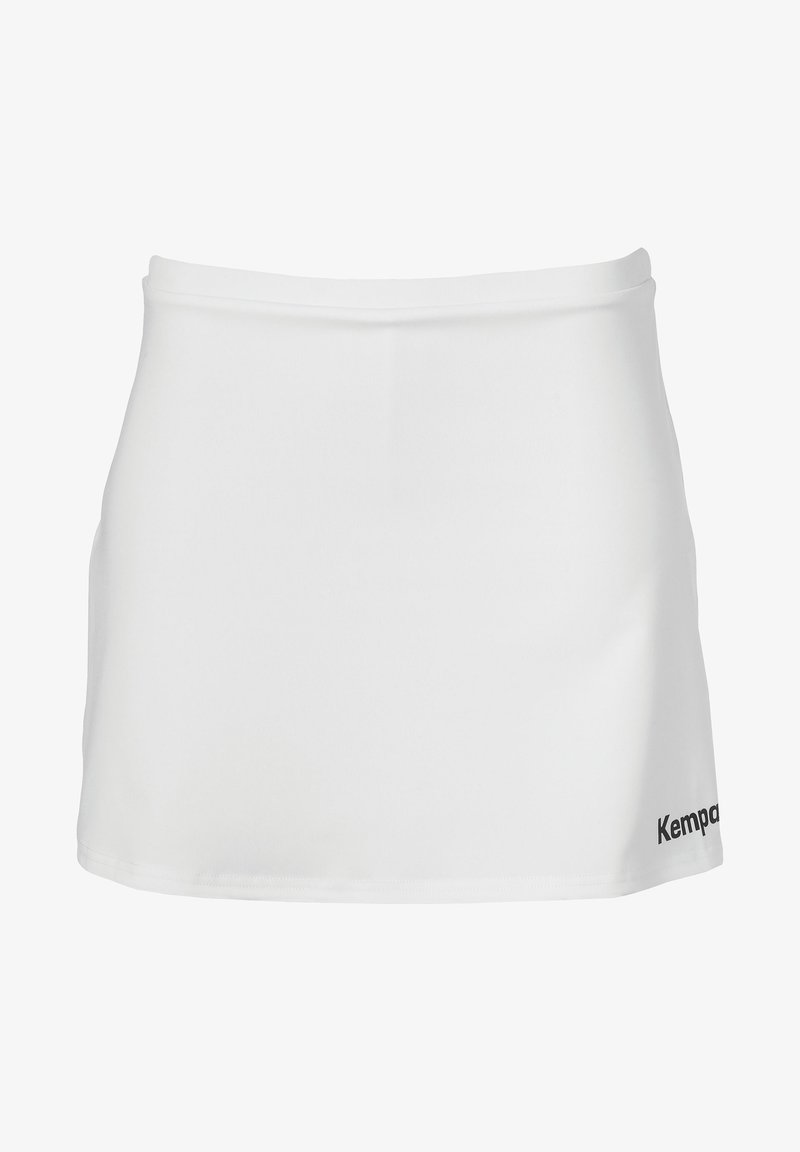 Witte sportrok gemaakt van soepel, rekbaar materiaal. Heeft een subtiele zwarte logo op de rechteronderkant. Eenvoudig, getailleerd ontwerp.