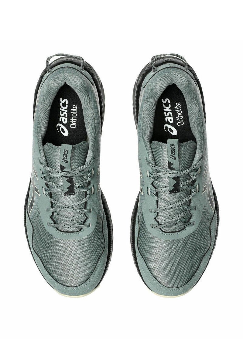 Scarpe sportive verde chiaro con tomaia in mesh, dettagli testurizzati, accenti neri e lacci. Dotate di un'intersuola Ortholite per il massimo comfort.