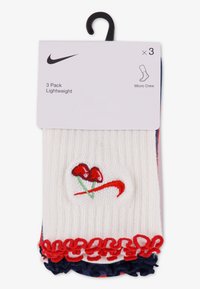 Σετ τριών ελαφριών μικρο-κάλτσων τύπου crew σε λευκό χρώμα με κόκκινη κεντημένη λουλουδένια διακόσμηση και αντίθετες κόκκινες και ναυτικές υφασμάτινες λεπτομέρειες στο λάστιχο.