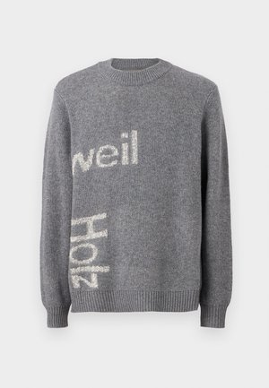 Szary sweter dzianinowy z okrągłym dekoltem, z białym teksturowanym napisem na przodzie. Żebrowane mankiety i dół. Miękki materiał.