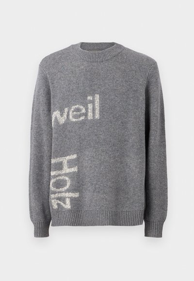 Sweater cinza de malha com decote redondo, apresentando letras texturizadas brancas na parte da frente. Punhos e barra canelados. Material suave.