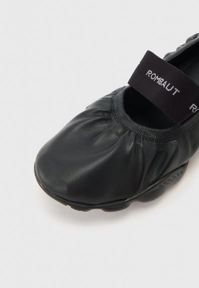 Μαύρο δερμάτινο παπούτσι slip-on με ελαστικό άνοιγμα και μαύρο λουράκι στο πάνω μέρος με το εμπορικό σήμα "ROMBAUT", εμφανιζόμενο από εμπρός και πλάγια σε λευκό φόντο.
