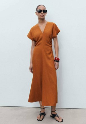 Mango MIDI WITH GATHERED SIDES - Day dress - brown