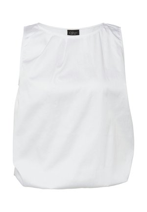 Camicia bianca senza maniche con scollo rotondo e leggere pieghe sul davanti, piegata accuratamente con un'etichetta nera all'interno del colletto.