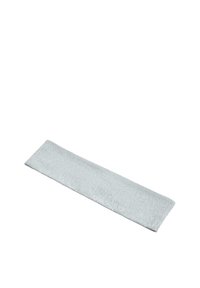 Bandeau en tissu doux de couleur gris clair, forme rectangulaire, posé à plat sur un fond blanc.