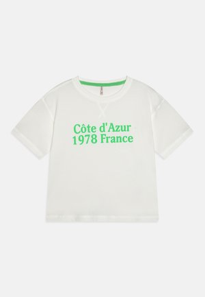 Hvitt kortermet T-skjorte med rund hals og grønn tekst som sier "Côte d'Azur 1978 France" trykt på forsiden.