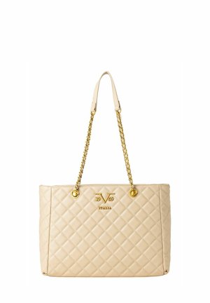 Beige gewatteerde totebag met gouden kettinghengsels, voorzien van een logo en ronde metalen accenten. Gladde stof met een diamantpatroon tekstuur.