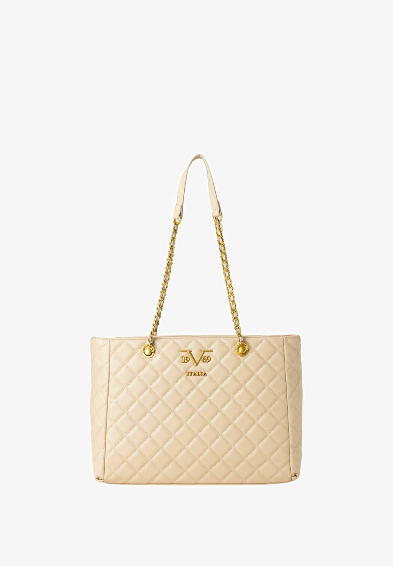 Beige gesteppte Tote-Bag mit goldenen Kettenriemen, ausgestattet mit einem Logo und runden Metallelementen. Glattes Material mit einer Struktur im Diamantmuster.