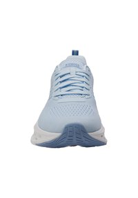 Scarpa da corsa azzurro chiaro con superiore in rete liscia, suola bianca e accenti testurizzati. Presenta lacci e un cappuccio sul tallone in contrasto di colore.