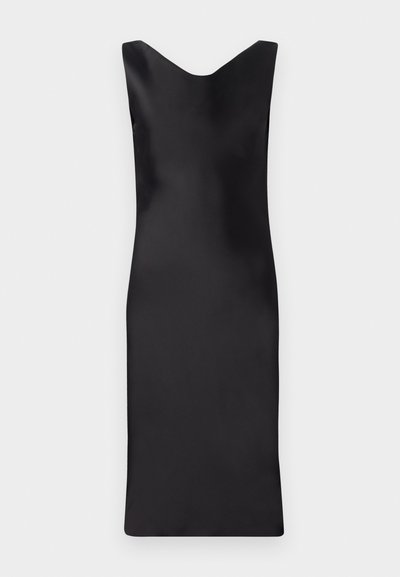 Crna saten haljina bez rukava s V-izrezom, prilagođenim siluetom i dužinom ispod koljena. Glatka tekstura i minimalistički dizajn.