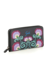 Portafoglio in pelle nera decorato con motivi floreali colorati in rosa, viola e verde. Chiusura con cerniera e logo in rilievo sul davanti.