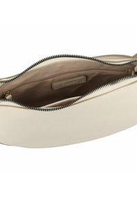 Bolso de piel crema con cierre de cremallera, bolsillos interiores y un sutil logo grabado. Textura suave y forma redondeada.