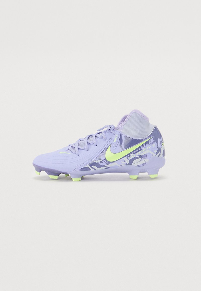 Paarse voetbalschoen met een gestructureerde bovenkant, een groene Nike-logo en een gepatternte zijontwerp. Voorzien van zes gele noppen voor grip.