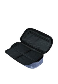 Borsa accessoria nera con zip e logo NASA all'interno; presenta cinturini elastici e una superficie esterna liscia di colore blu/grigio che ricorda la luna.