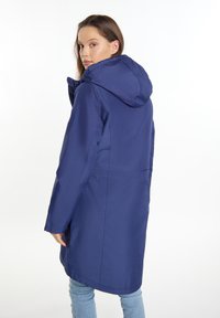 Jūrinis parka su gobtuvu, pasižymintis lygia tekstūra, ilgomis rankovėmis ir tiesus kirpimu. Apima kišenes ir priekinę užtrauktuką.