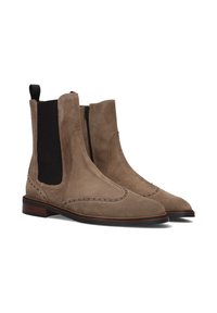 Bottines Chelsea en daim tan avec des panneaux latéraux élastiques noirs, un détail perforé unique, un bout arrondi et un talon en bois empilé.