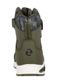 Grüner Laufschuh mit strukturiertem Obermaterial, oberer Teil mit blauem Muster und Rückengurt. Verfügt über eine weiße Sohle mit sichtbarer Dämpfung und Logodetails.
