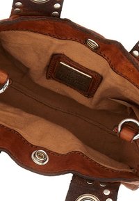 Interno di una borsa in pelle marrone con una texture liscia, accessori metallici e un'etichetta con il marchio. La fodera è in tessuto beige chiaro.