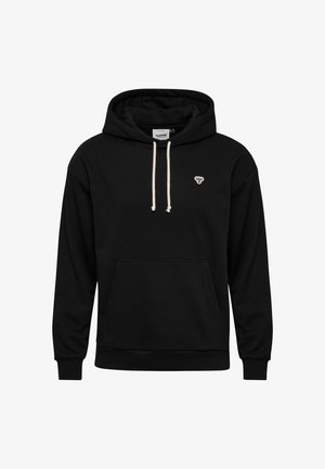 Svart huva sweatshirt med en framficka som en känguruficka, vita dragsnören och en liten vit logotyp på bröstet. Mjuk tygtextur.