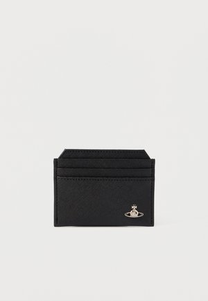 Črn nosilec za kartice iz teksturiranega sintetičnega materiala. Ima štiri predalčke, edinstven charm v obliki planeta ter eleganten, minimalističen dizajn.