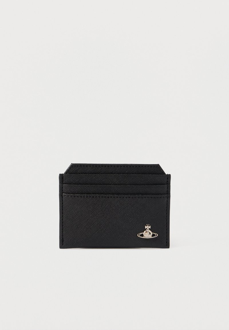 Zwarte kaarthouder van gestructureerd synthetisch materiaal. Hij heeft vier vakken, een unieke planetencharme en een slank, minimalistisch ontwerp.