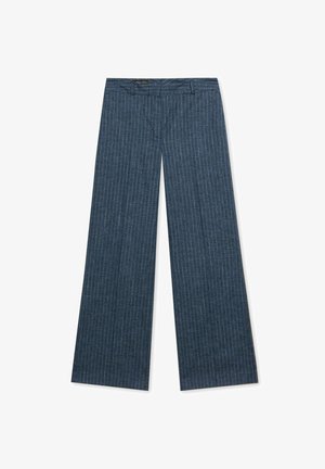 Navyblauwe wijde broek met dunne witte verticale krijtstrepen en voorste riemlussen op een witte achtergrond.