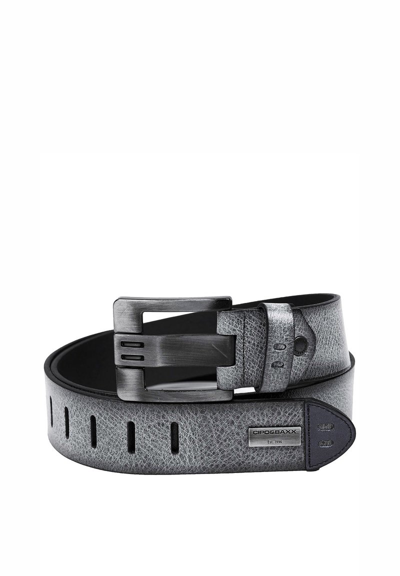 Ceinture en cuir noir avec une texture grise embossée, boucle métallique argentée, encoches visibles pour ajustement et étiquette de logo.