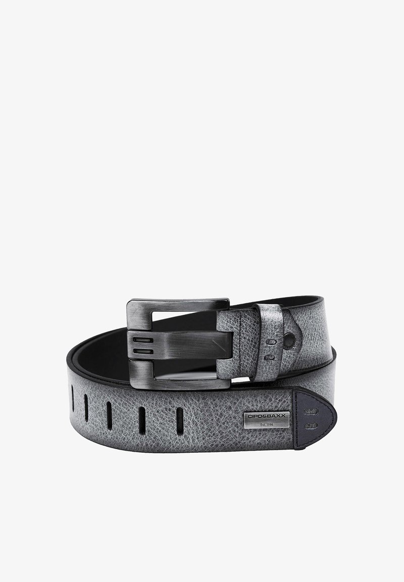 Ceinture en cuir noir avec une texture grise embossée, boucle métallique argentée, encoches visibles pour ajustement et étiquette de logo.