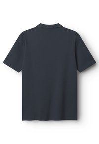 Tmavomodré polo tričko, krátke rukávy, textúrovaná látka, klasický golier, rovný lem, jednoduchý dizajn bez ďalších vzorov alebo doplnkov.