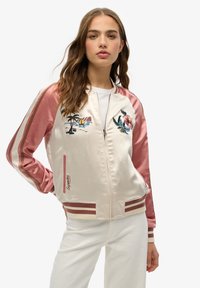 Satynowa kurtka bomberka z różowymi rękawami, haftowanym motywem plaży i motywami kwiatowymi, ściągaczami na mankietach oraz zapięciem na zamek.