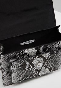 Pieces Axelremsväska - grey