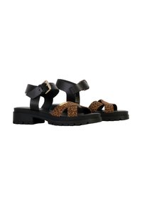 Sandalo in pelle nera con accenti leopardati, fibbie regolabili, suola in gomma resistente e design a cinturino incrociato per un supporto aggiuntivo.